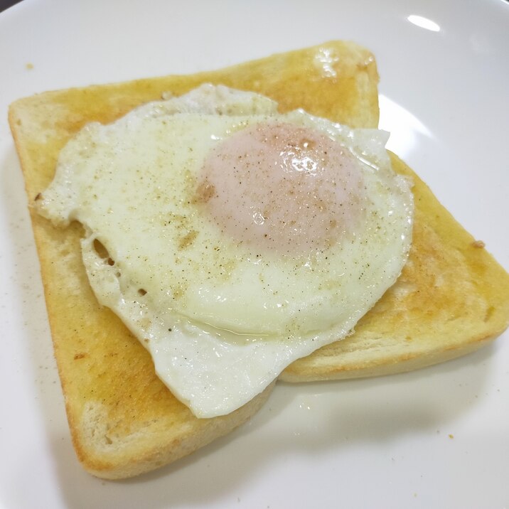 目玉焼きトースト